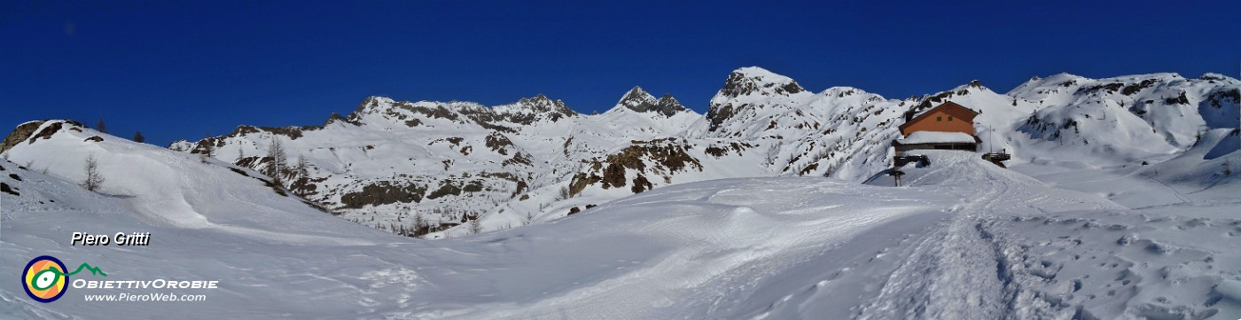 49 Il Rif. Calvi, circondato dalle sue montagne.jpg